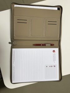 Conférencier luxe, simili cuir avec bloc papier A4 et stylo personnalisé